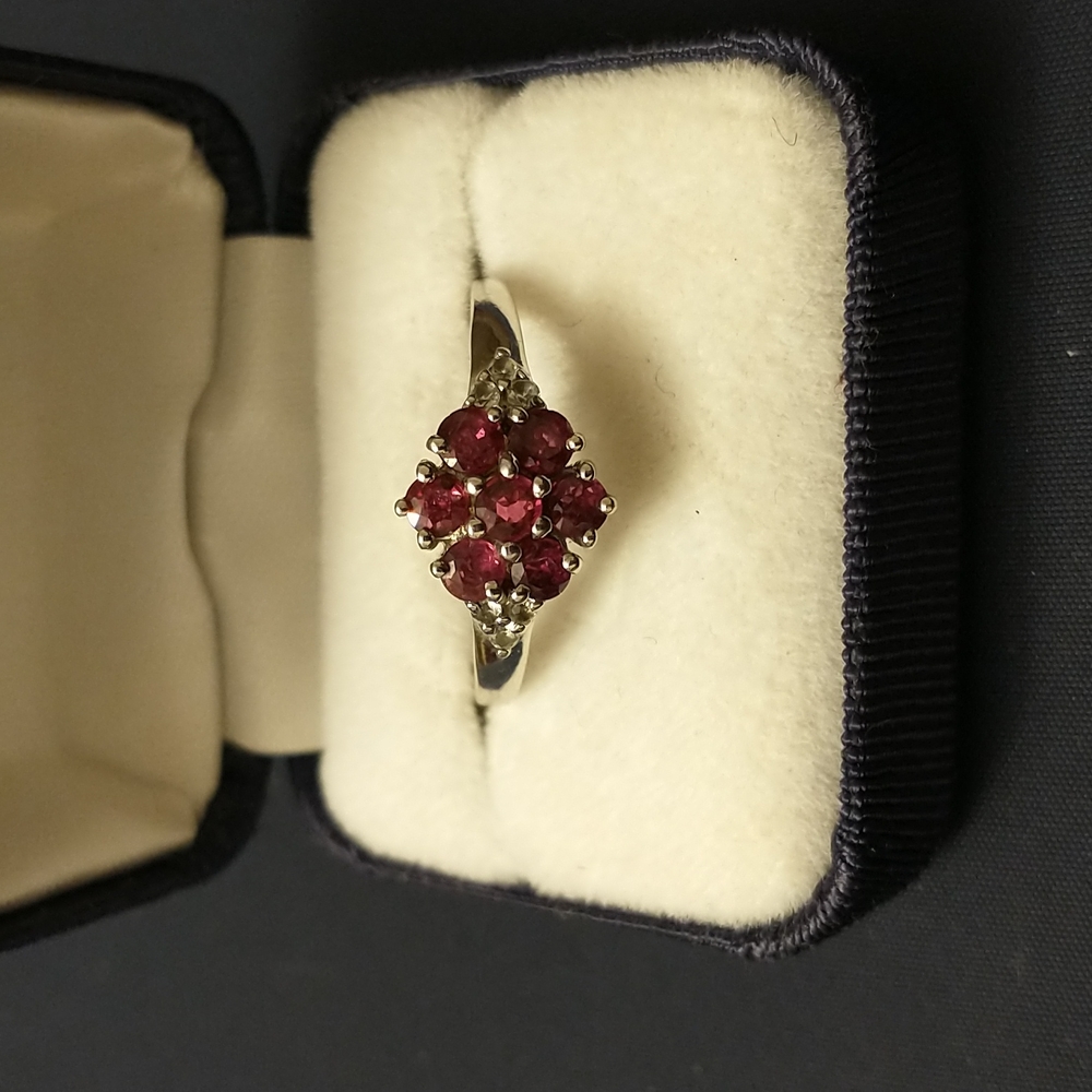 Flower inspired deep ruby red ring - Picture 6 of 14